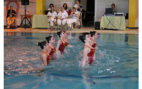 Des demoiselles d'Arras et leur coach en présentation au gala